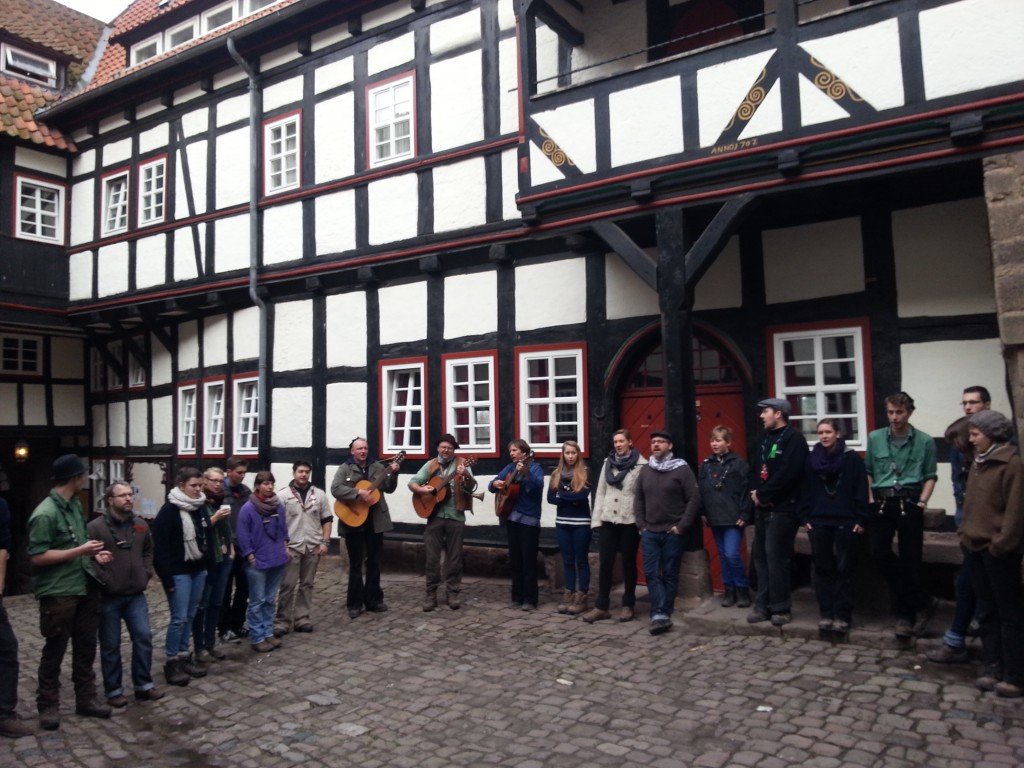 Abschiedsrunde im Burghof. "Nehmt Abschied Brüder" hatte dieses Mal eine besonders traurige Bedeutung.